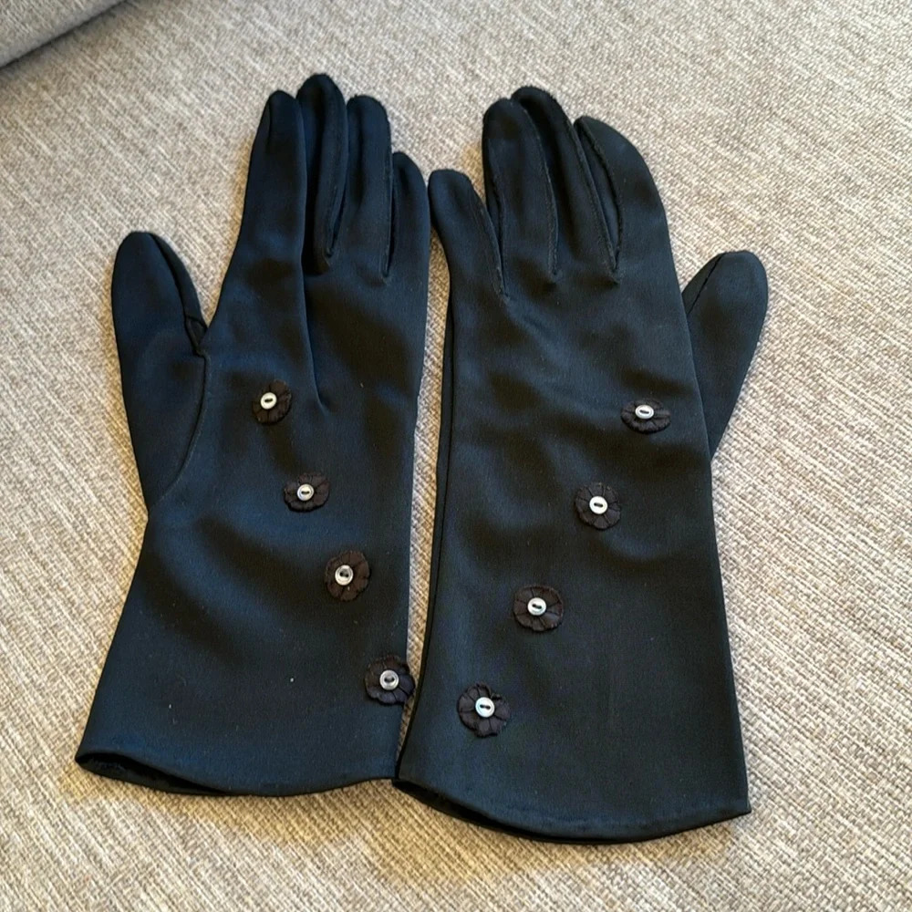 Beautiful pair of vintage black unlined gloves fit like a size medium / large